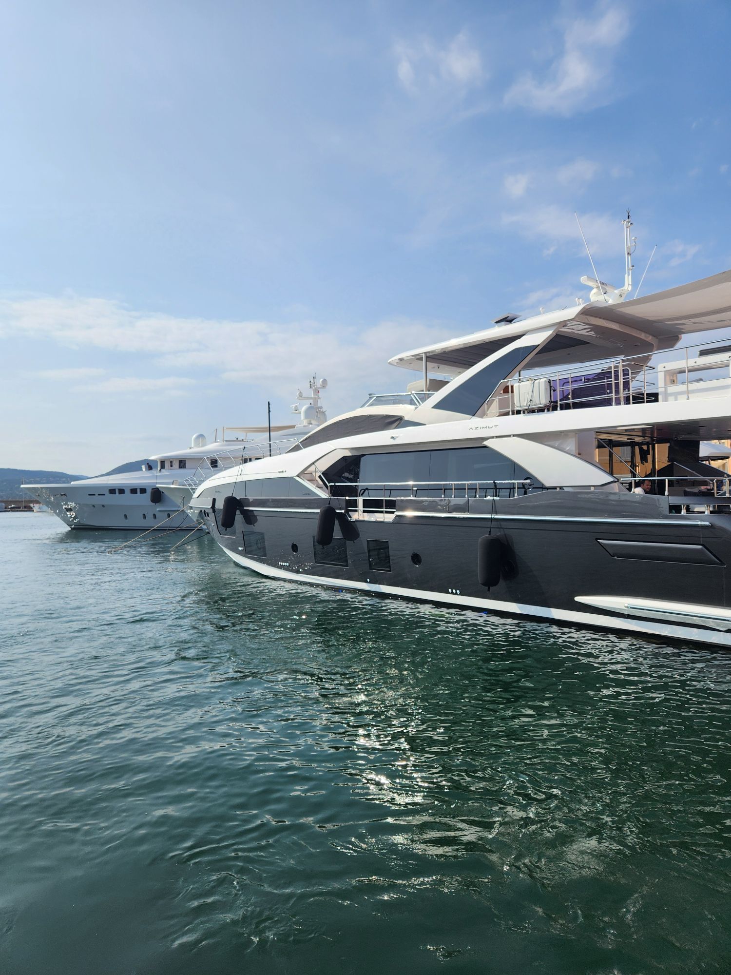 Yacht im Hafen von Saint-Tropez