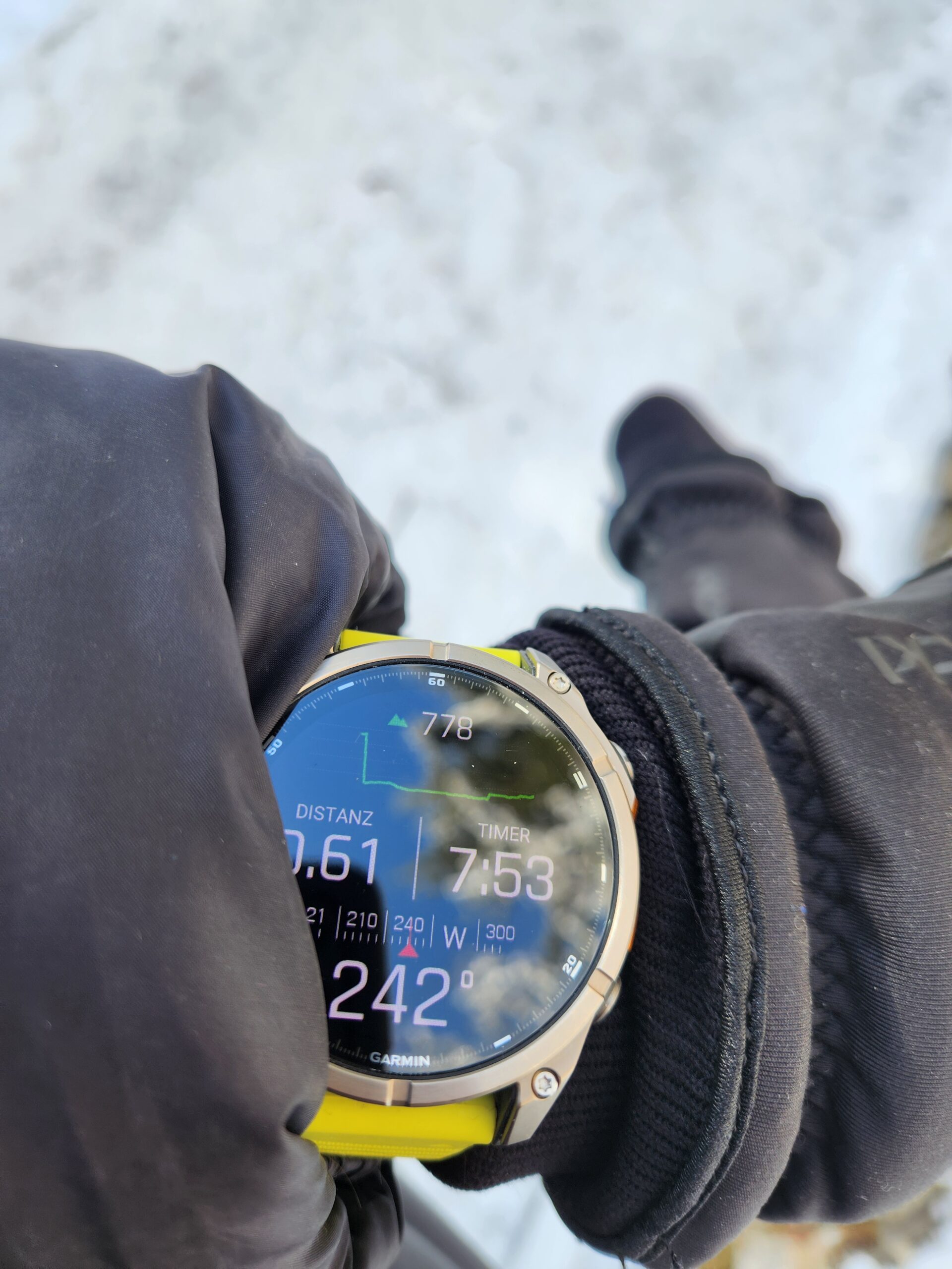 Garmin Fenix 8 am Handgelenk mit Höhen- und Distanzdaten bei einer Wintertour