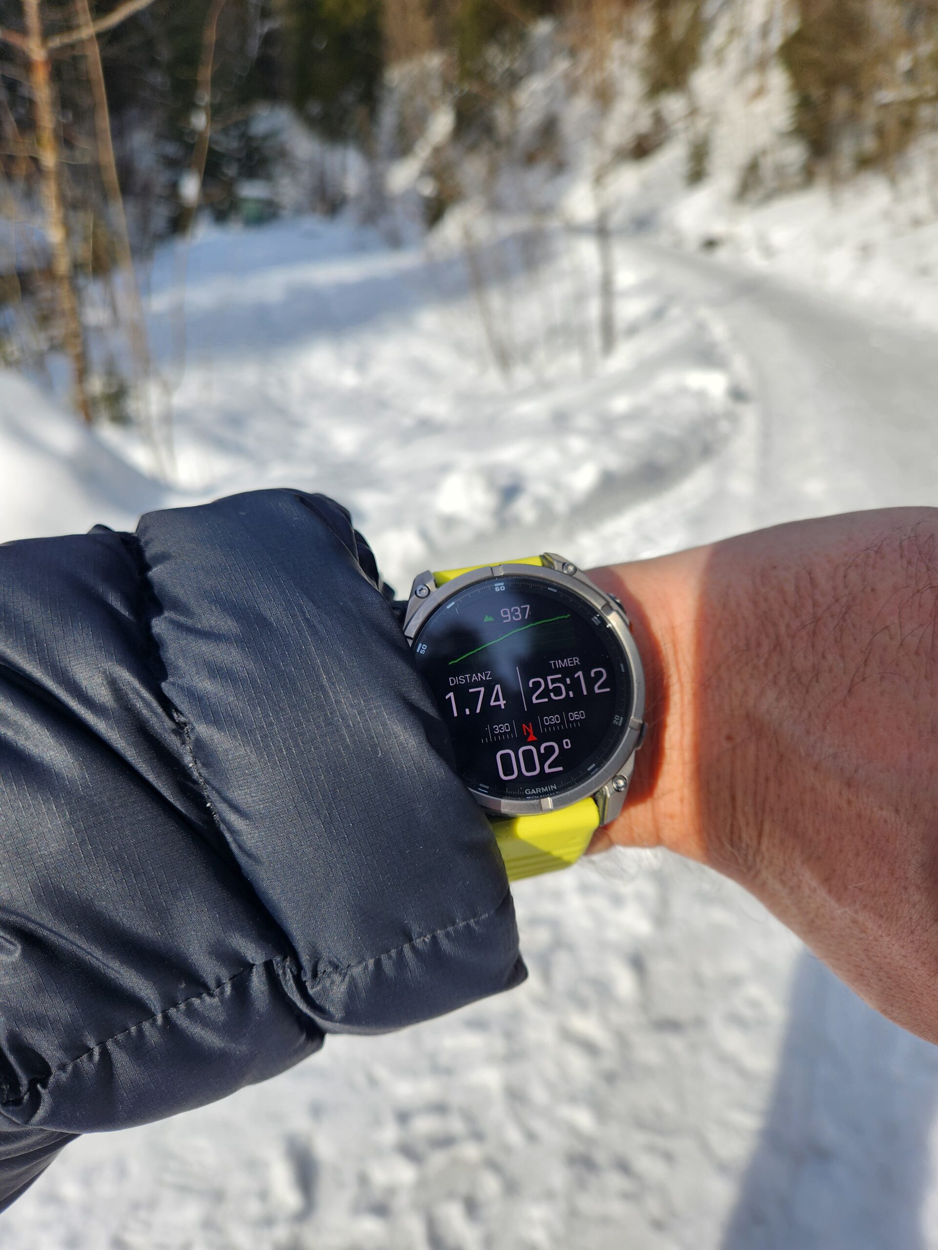 Aktivitätsansicht der Garmin Fenix 8 mit Timer und Herzfrequenz bei einer Schneewanderung