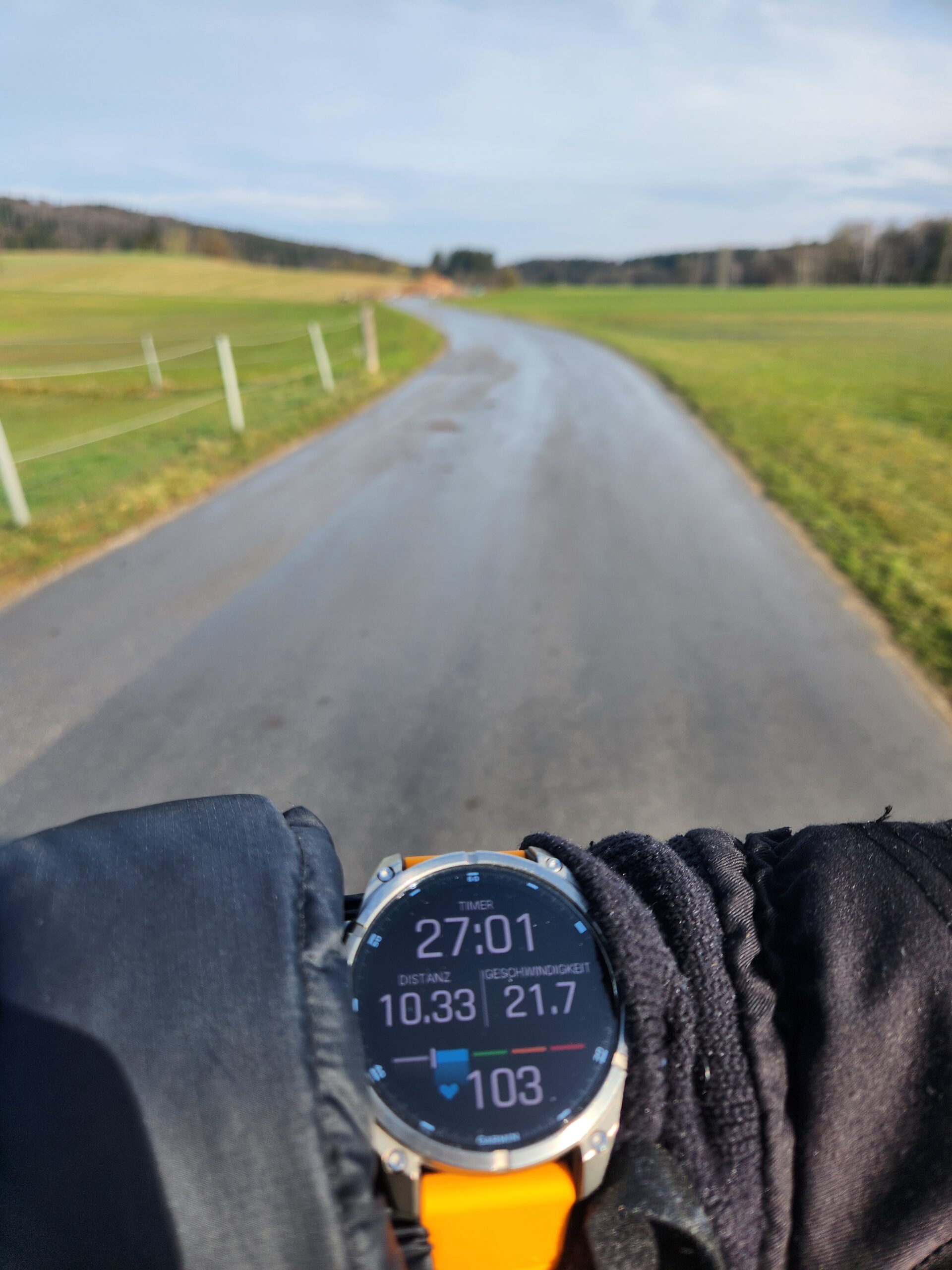 Aktivitätsansicht der Garmin Fenix 8 mit Geschwindigkeits- und Distanzdaten