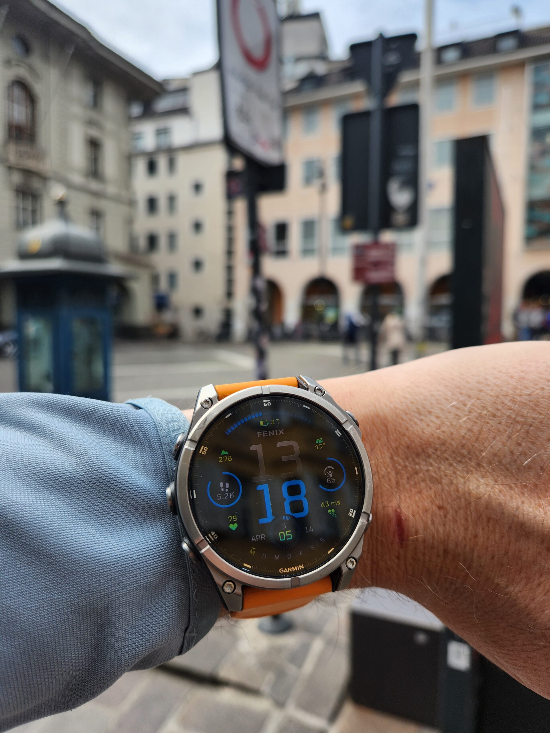Garmin Fenix 8 im Alltag, Display mit Puls- und Schrittdaten