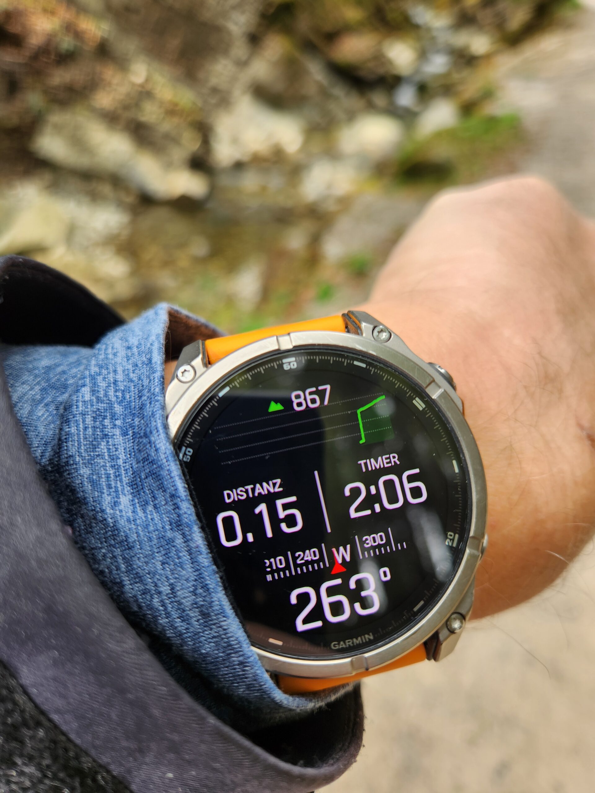 Garmin Fenix 8 mit Lederarmband, Kompass- und Höhendaten im Display