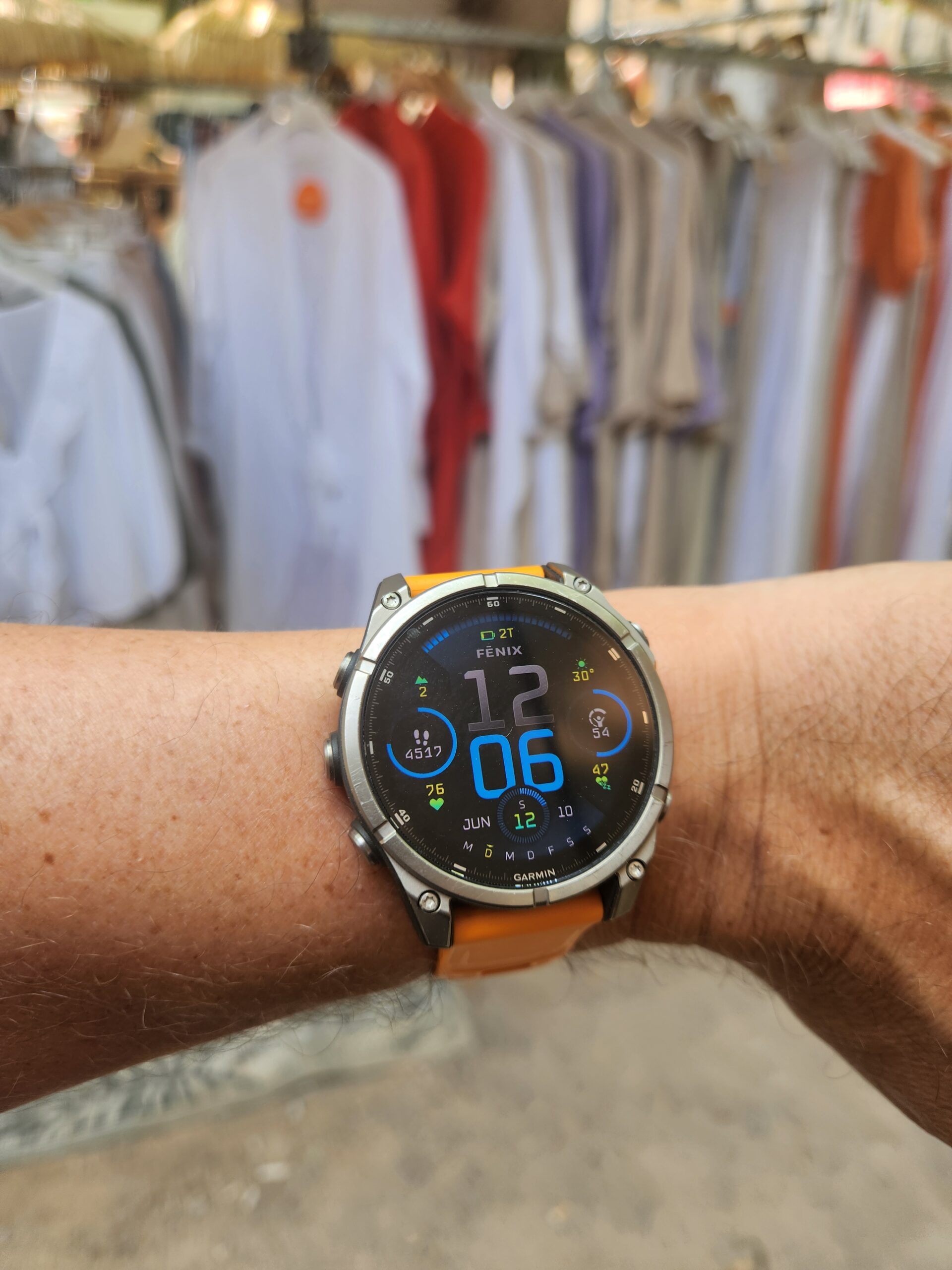 Grundansicht der Garmin Fenix 8 mit Gesundheitsdaten auf dem Display