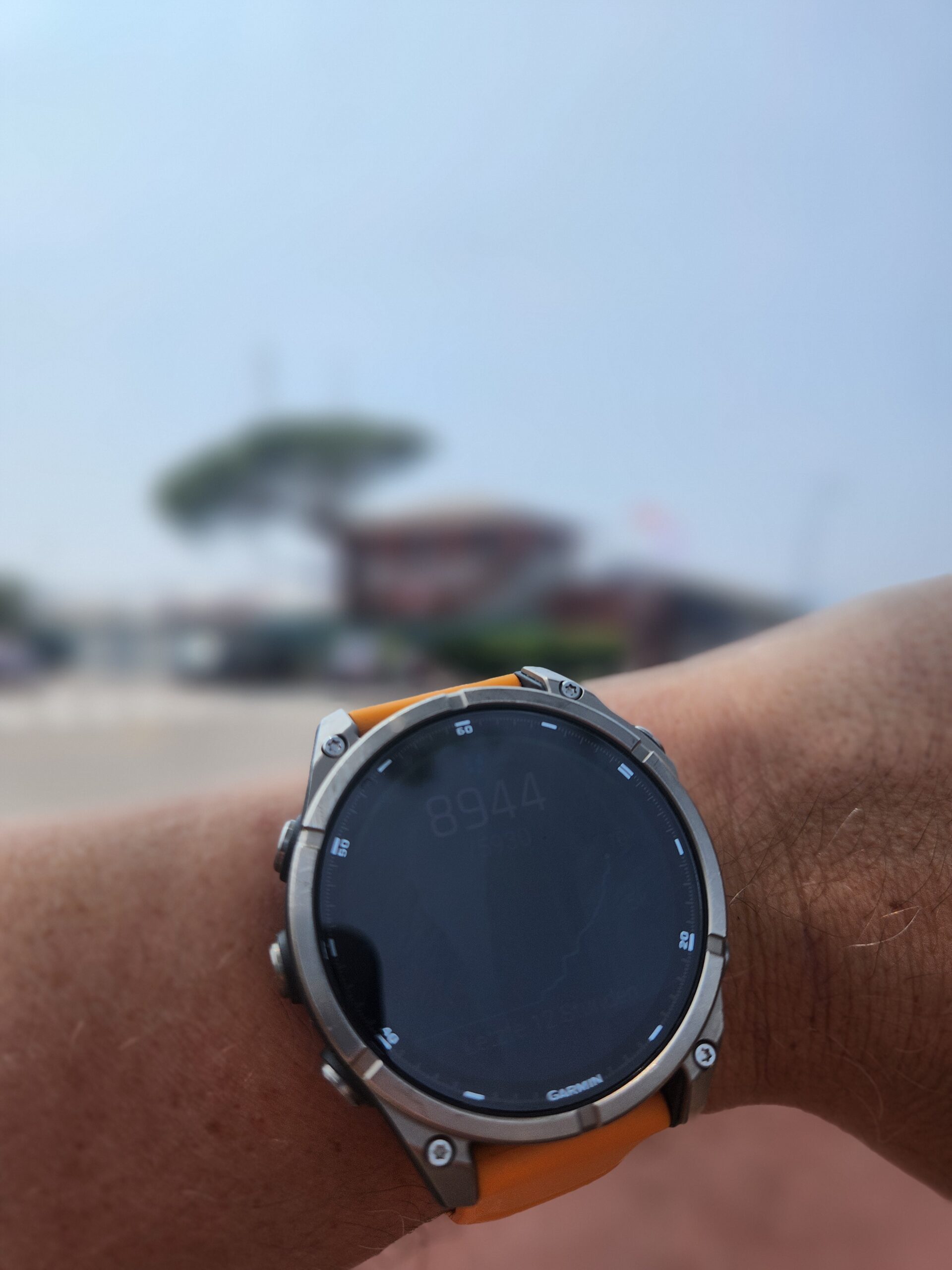 Nahaufnahme der Garmin Fenix 8 mit Metallgehäuse und Seitentasten
