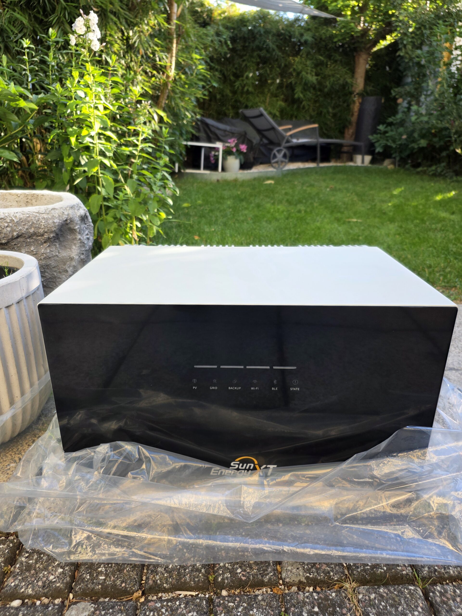 Ein SunEnergyXT 500 Pro von vorne, mit den Status-LEDs für PV, Grid, Backup, Wi-Fi, BLE und State an der Front
